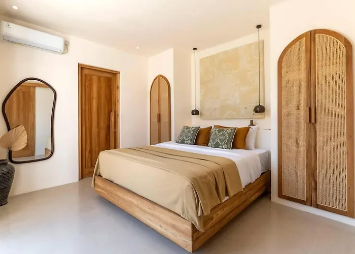 Candi - Stylish Tropical Pool