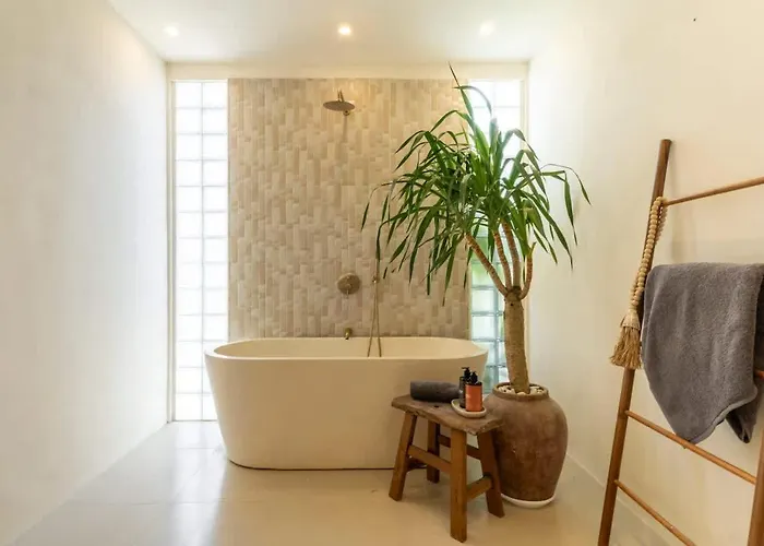 Candi - Stylish Tropical Pool ウンガサン