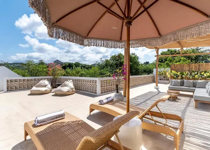 Candi - Stylish Tropical Pool *